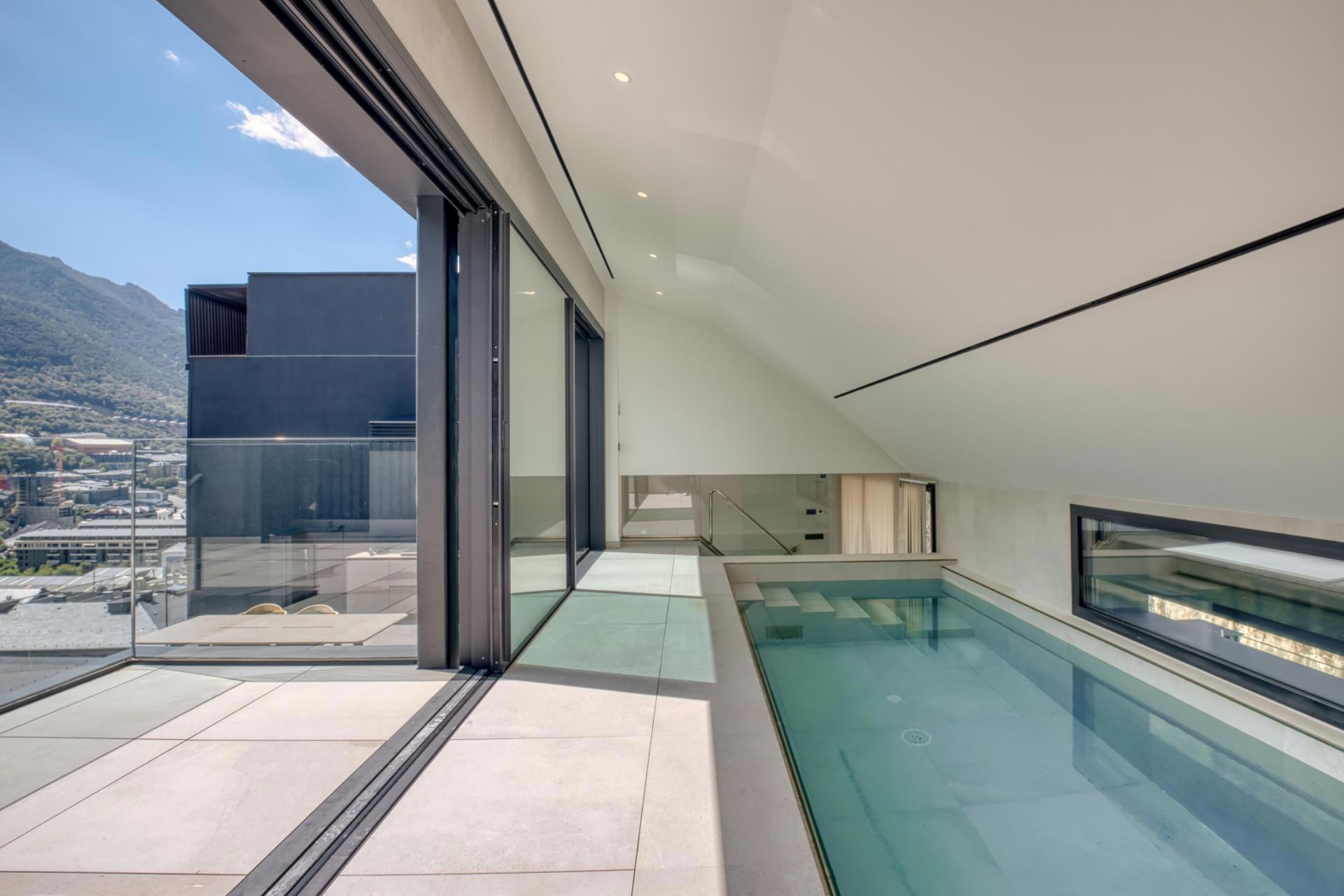 Atic triplex amb piscina privada interior