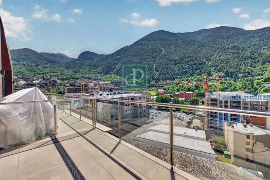 Ático de tres habitaciones en venta en Encamp.