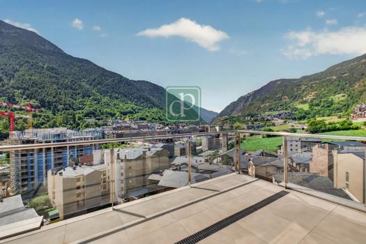 Ático de tres habitaciones en venta en Encamp.