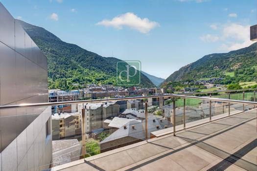 Ático de tres habitaciones en venta en Encamp.